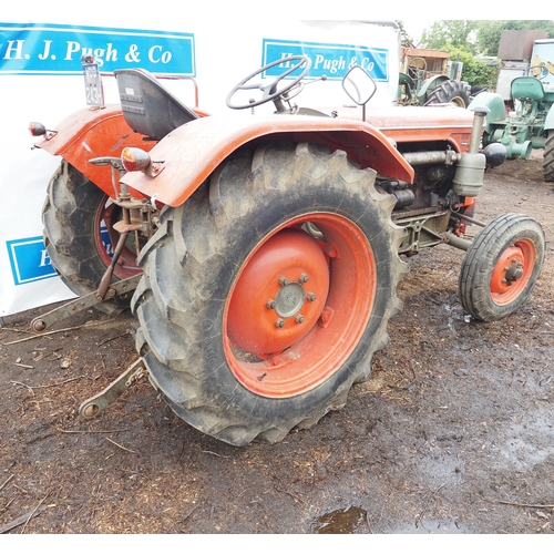 121 - Hurlimann D90SSP tractor. Diesel. Runs and drives. Engine block has been repaired. S/n 1680. Fitted ... 