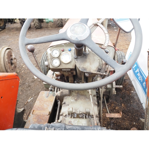 121 - Hurlimann D90SSP tractor. Diesel. Runs and drives. Engine block has been repaired. S/n 1680. Fitted ... 