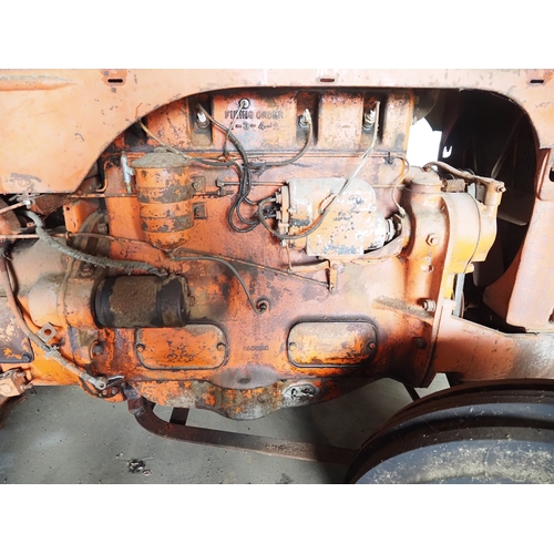 115 - Case LA tractor. Petrol paraffin. Engine turns over. S/n 521648LA. Fitted with good front tyres