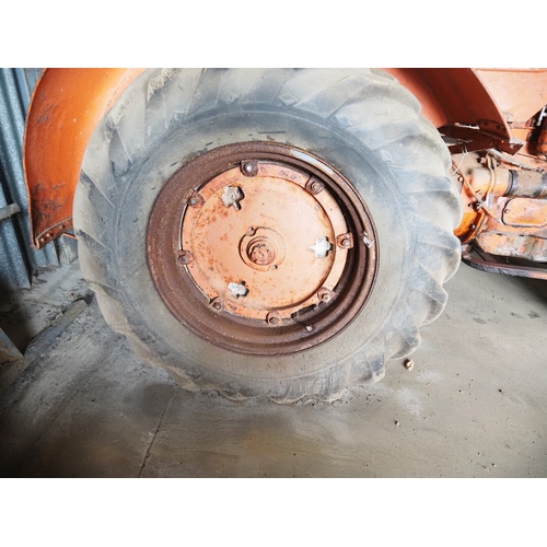 115 - Case LA tractor. Petrol paraffin. Engine turns over. S/n 521648LA. Fitted with good front tyres