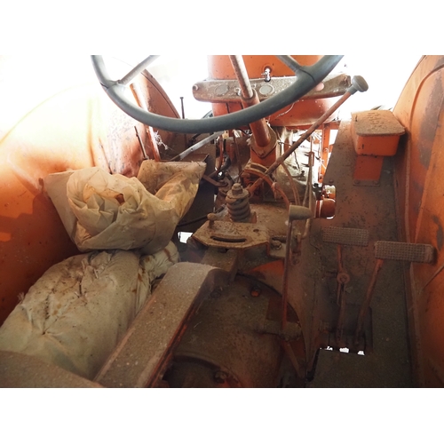 115 - Case LA tractor. Petrol paraffin. Engine turns over. S/n 521648LA. Fitted with good front tyres