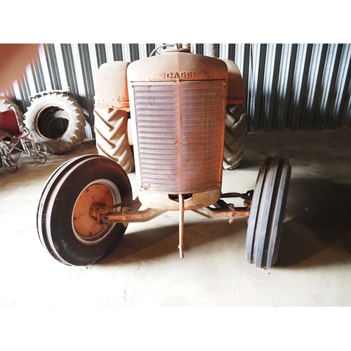 115 - Case LA tractor. Petrol paraffin. Engine turns over. S/n 521648LA. Fitted with good front tyres