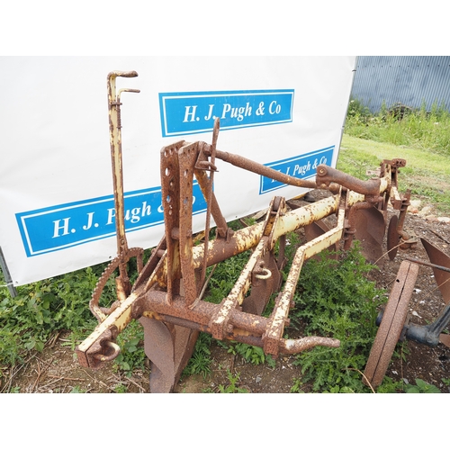 82 - Bamfords MD622 4 furrow plough