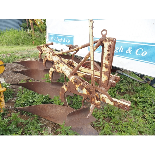 82 - Bamfords MD622 4 furrow plough