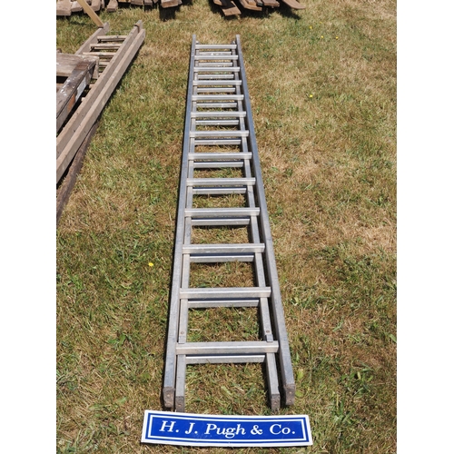 37 - Aluminium extending ladder