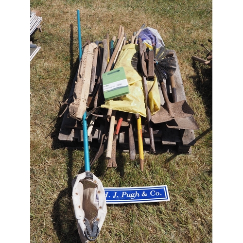 44 - Pallet of mixed hand tools
