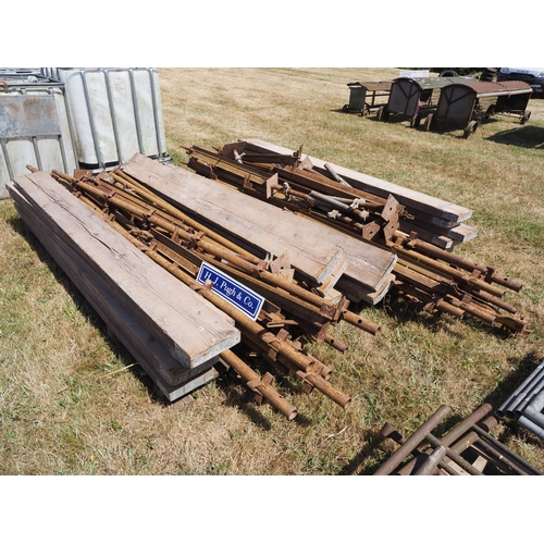 52 - Kwik Stage scaffolding with scaffold boards 8ft - 19