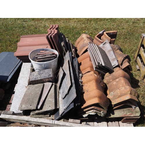 14 - Mixed red bricks, drain pipes, roof tiles, etc.