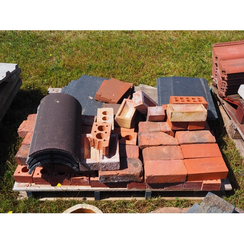 14 - Mixed red bricks, drain pipes, roof tiles, etc.