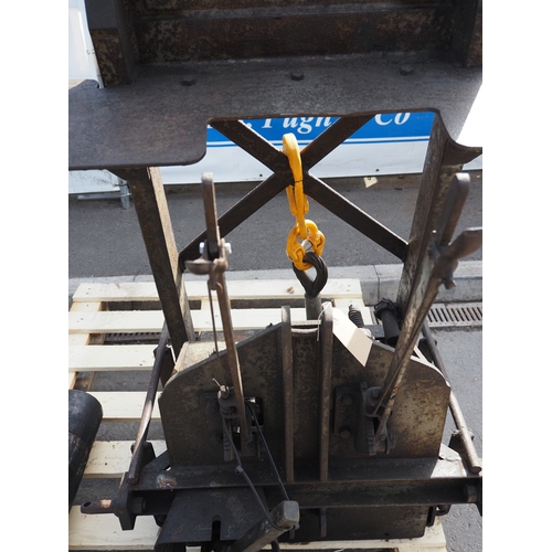 1709 - Ferguson winch. Type VU-E-20. S/n 1265. Badged