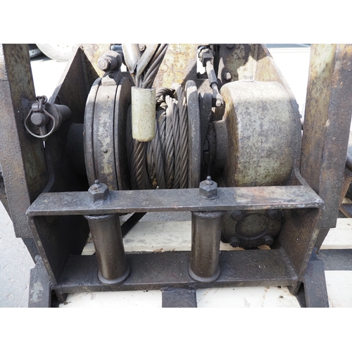 1709 - Ferguson winch. Type VU-E-20. S/n 1265. Badged