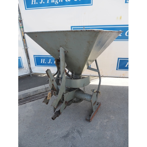 1724 - Massey Ferguson fertiliser spreader. Type 477. S/n B8054. C/w PTO shaft