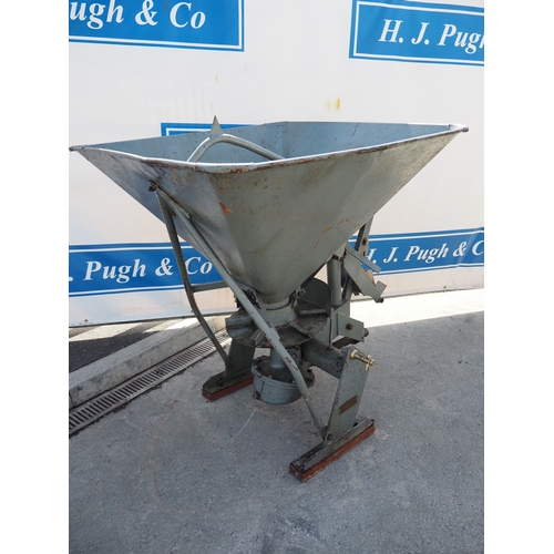 1724 - Massey Ferguson fertiliser spreader. Type 477. S/n B8054. C/w PTO shaft