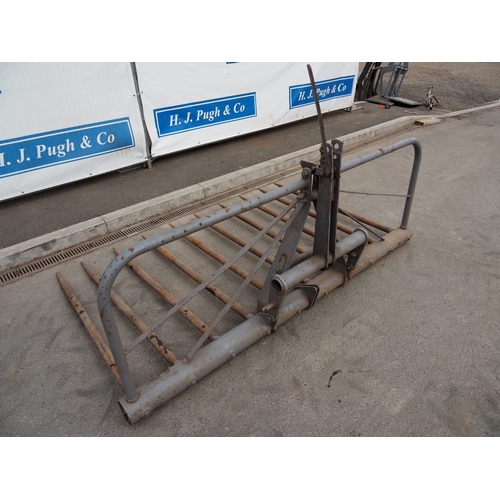1712 - Massey Ferguson 10 tine buckrake. Type 718. Serial no. P763. Badged