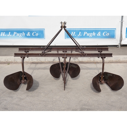 1736 - Ferguson potato bouter. Type RDO-20. S/n 4724. Badged