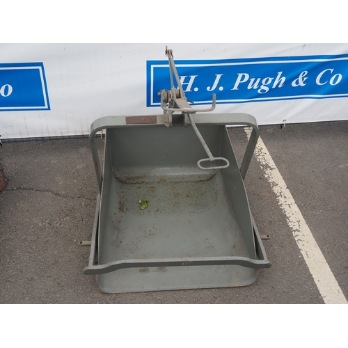 1746 - Ferguson earth scoop. Type B-JE-A20. S/n 24398