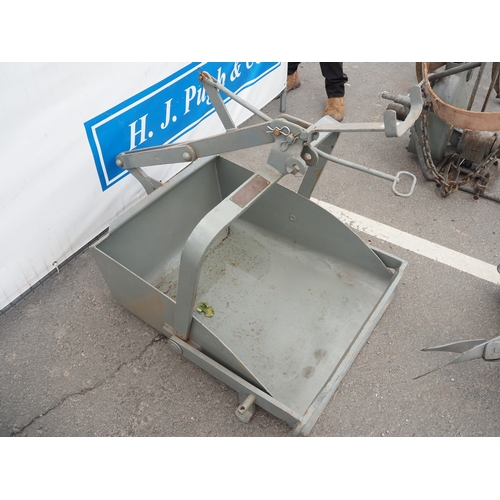 1746 - Ferguson earth scoop. Type B-JE-A20. S/n 24398