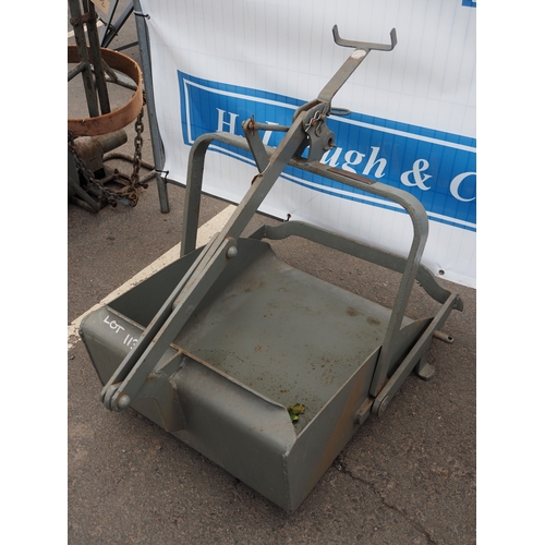 1746 - Ferguson earth scoop. Type B-JE-A20. S/n 24398