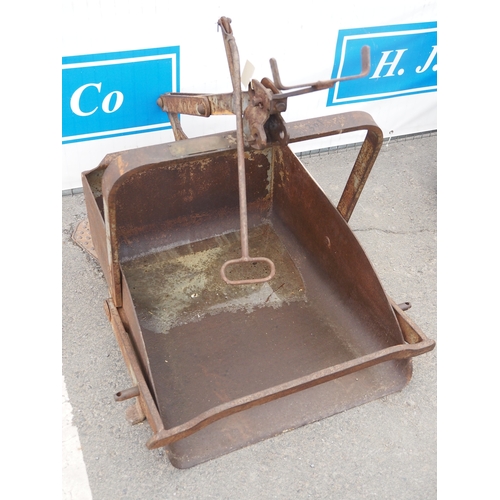 1747 - Ferguson earth scoop. Type B-JE-A20. S/n 24860