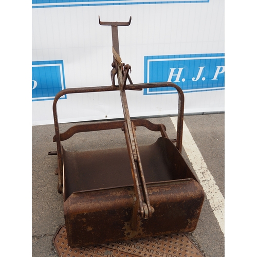 1747 - Ferguson earth scoop. Type B-JE-A20. S/n 24860