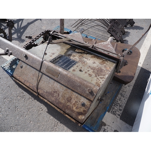 1753 - Massey Ferguson fertiliser attachment. Model 726. S/n T3974