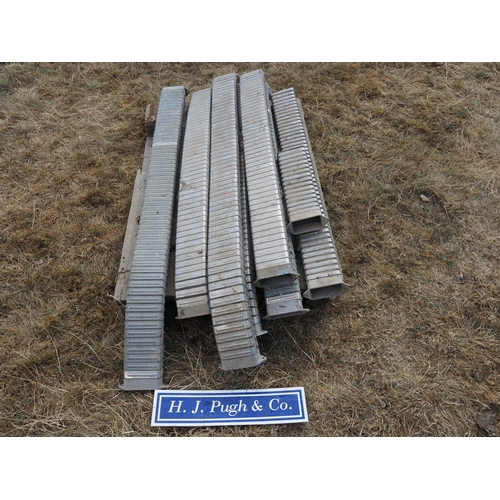 122 - Metal chutes