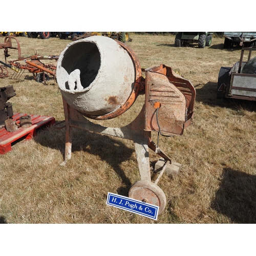 139 - Electric cement mixer. 230V
