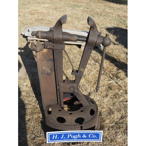 82 - Blacksmiths leg vice