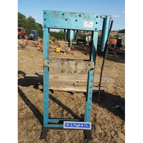 84 - Lake & Elliot 20 ton press