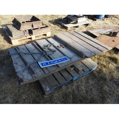 96 - Wooden bale sledge