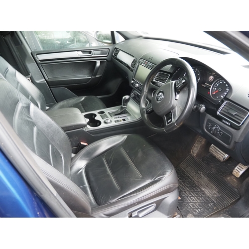 3035 - Volkswagen Touareg 3.0 TDi V6 Bluemotion Tech R Line. MOT until 27.09.26. Showing 185,000 miles. Reg... 