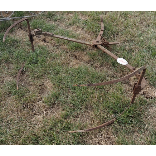 767 - Vintage hay grab