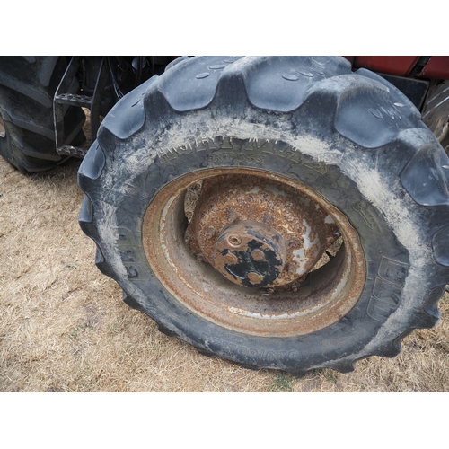 2062 - Case International 895 4wd tractor. C/w Quicke 4300 loader. Driven to sale site. New clutch, brake s... 