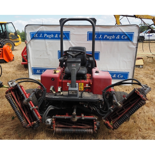 37 - Shibaura auto 4wd SR525 gang mower, roll bar, showing 1066 hours. Key in office