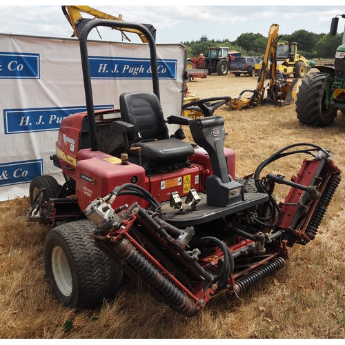 37 - Shibaura auto 4wd SR525 gang mower, roll bar, showing 1066 hours. Key in office