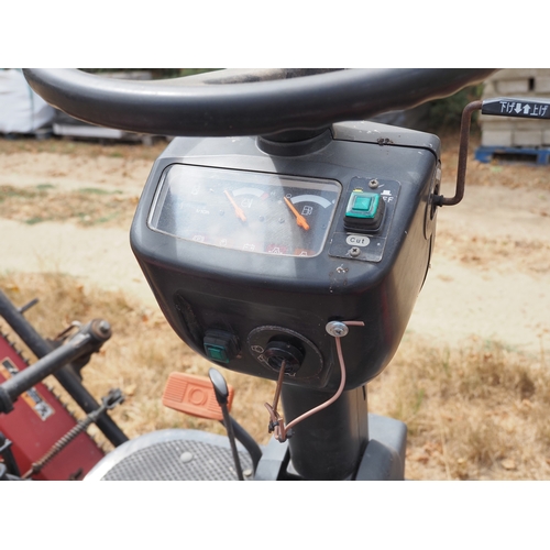 37 - Shibaura auto 4wd SR525 gang mower, roll bar, showing 1066 hours. Key in office