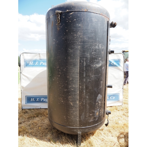 57 - Black 3700L upright tank