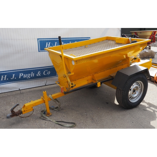 7 - Towed gritter