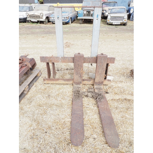 26 - Headstock with pallet tines
