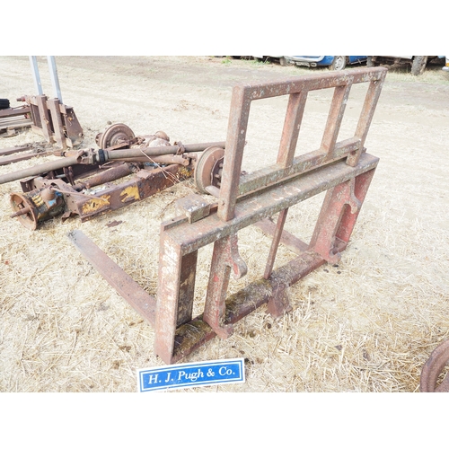 28 - Headstock with pallet tines