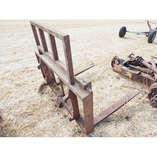 28 - Headstock with pallet tines