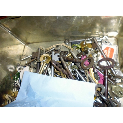 314 - Metal Tin Of Old Keys