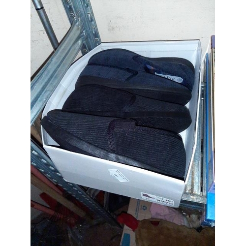 207 - 2 Pairs Of New Size 8 Men'S Slippers