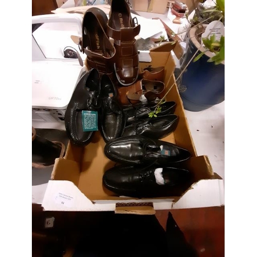 84 - 3 Pairs Of Mens Black Shoes & 2 Brown Leather Sandals Size 7