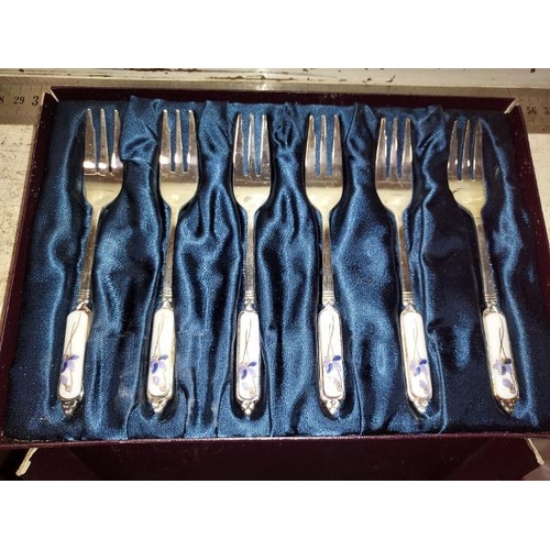 356 - Set Of Forks In Case