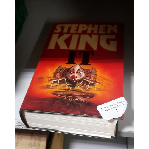 4 - Stephen King It Book With Dust Cover