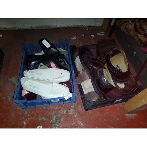 202 - 2 Trays Of Mens/Women'S Shoes 1 Lost