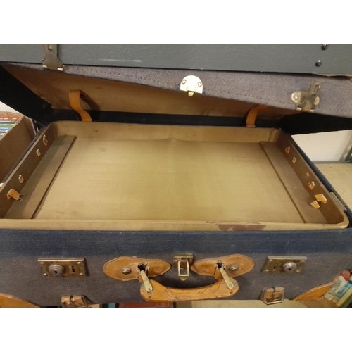 30 - Large Fabric Covered Case With Lift Out Tray