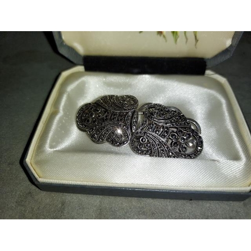 354 - 1920/30s Vintage Heavy Solid Silver Marcasite Brooch, Coller Clips