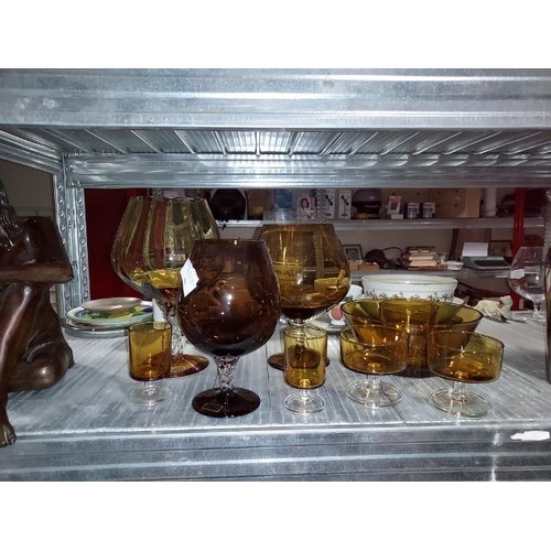 509 - Large Selection Of Vintage Amber Glass Including 3 Very Large Brandy Glasses, 1 Serving Bowl, 2 Smal... 